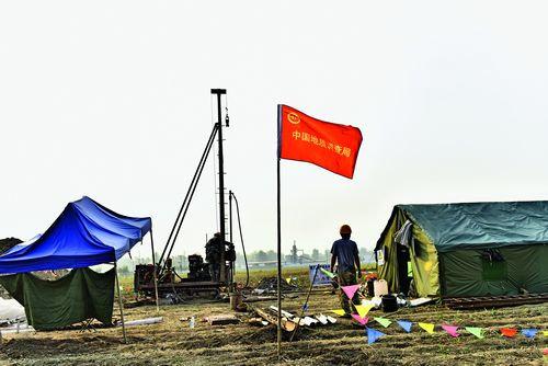 中國(guó)地質(zhì)調(diào)查局在安新縣北六村田野中開(kāi)展地質(zhì)測(cè)量。攝影 劉向陽(yáng) 中國(guó)地質(zhì)調(diào)查局在安新縣北六村田野中開(kāi)展地質(zhì)測(cè)量。攝影 劉向陽(yáng)